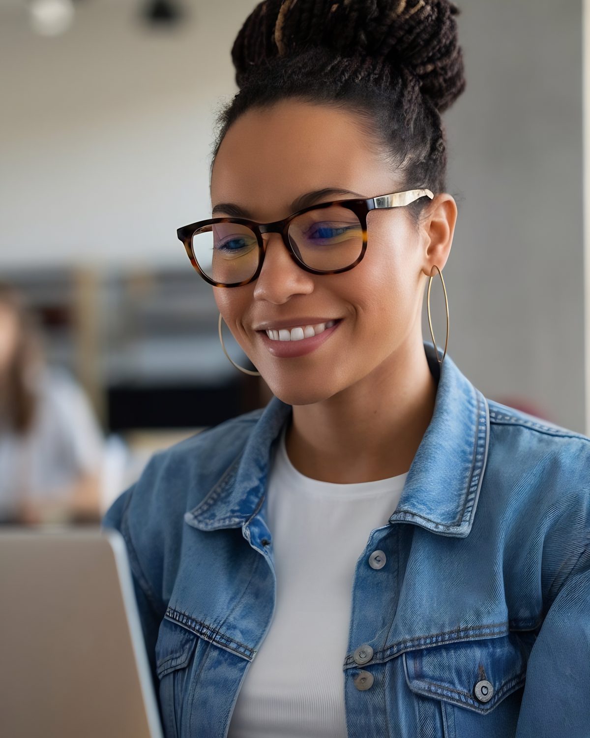 Estudante adulta sorrindo enquanto usa o notebook